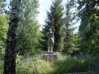 Братская могила воинов Советской Армии, погибших в феврале 1943 года. Захоронено и установлено фамилий на 88 человек. Скульптура установлена в 1969 году