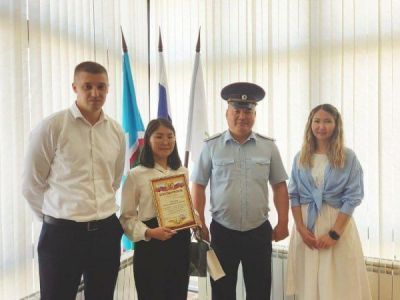В Якутии полицейские наградили сотрудников банка за предотвращение мошенничеств