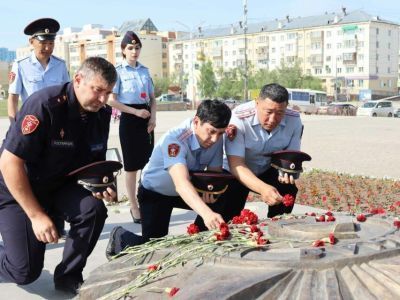 В Якутске росгвардейцы возложили цветы к монументу Воинам-победителям