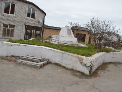 Памятник на братской могиле воинов, погибших при защите г.Порт-Петровска от банд Гоцинского