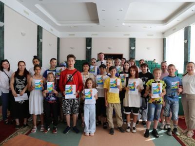 Вручены бесплатные путевки в лагерь «Орленок»