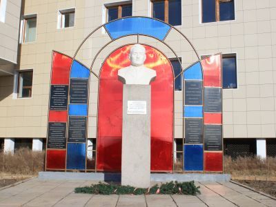 Памятник-бюст И.Е.Винокурову, видному партийному и государственному деятелю ЯАССР