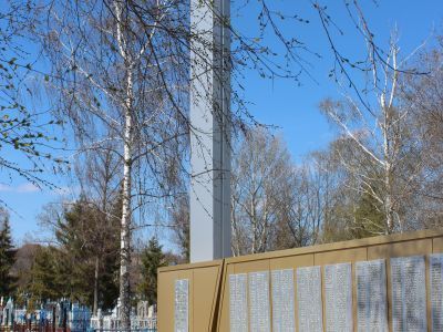 Братская могила советских воинов, погибших в боях с фашистскими захватчиками в 1943 году. Захоронено 542 человека, установлены имена 359 человек. Обелиск