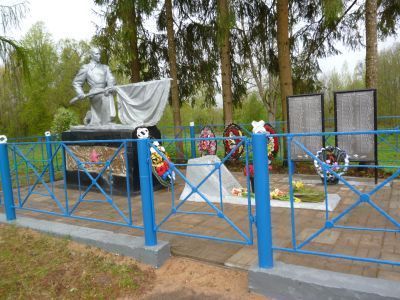 Братская могила воинов Советской Армии, погибших в 1944 г.