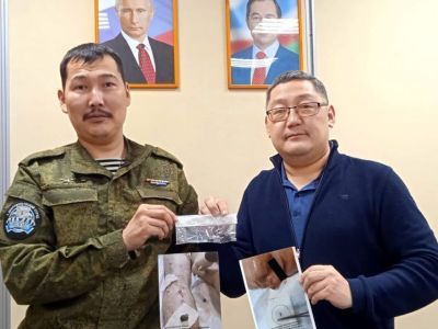 Военный врач передал музею Якутии осколки, извлеченные из ран спасенных бойцов