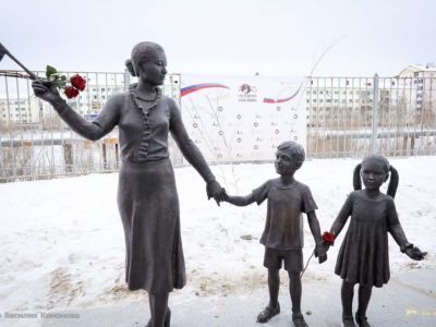 В Якутске открыли сквер с памятником воспитателю