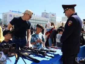 «Один день с полицией»: в Якутске развернули выставку вооружения и спецтехники