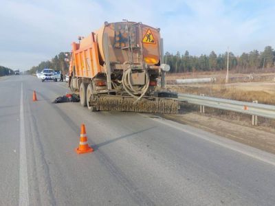 Уборочный КамАЗ насмерть сбил велосипедиста на автодороге «Лена»