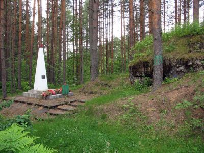 Памятник-дот на рубеже обороны 1941 г., рядом - памятник-обелиск неизвестному советскому солдату