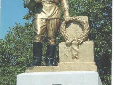 Братская могила красных партизан и воинов Советской Армии, погибших в гражданскую и Великую Отечественную войну