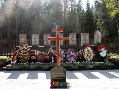 Братское кладбище советских воинов, погибших в 1941-44 гг., среди них – Герой Советского Союза: Поляков С.Н. (1908-1943)