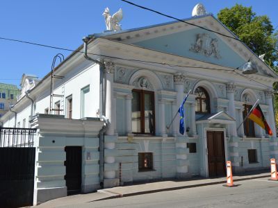 Главный дом с палатами, нач. XVIII в., 1816 г., 1894 г., архитектор П.М.Самарин. Здесь в 1863 г. родился президент Академии художеств А.Н.Оленин