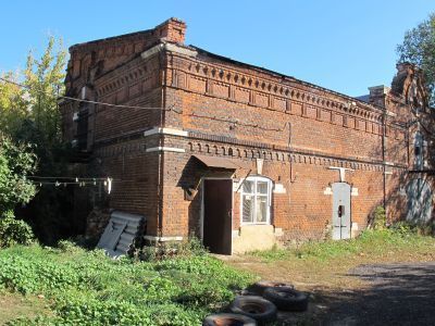 Каретный сарай и конюшня