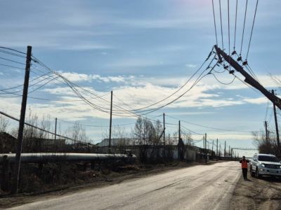 В Хандыге водитель автомобиля сбил опору ЛЭП
