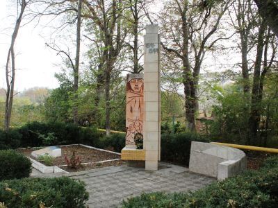 Братская могила советских воинов и памятный знак в честь воинов-односельчан, погибших в годы Великой Отечественной войны