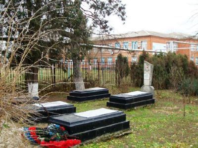 Могила командира танкового экипажа А.А. Жедяевского, погибшего в феврале 1943 года при освобождении станицы Старовеличковской