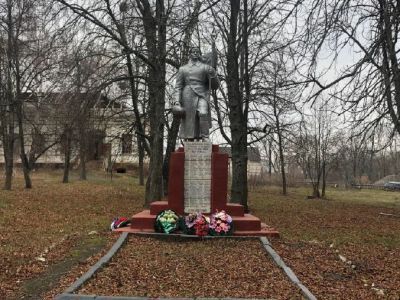 Братская могила воинов Советской Армии, погибших в феврале 1943 года. Захоронено 68 человек, установлено фамилий на 37 человек. Скульптура установлена в 1963 году