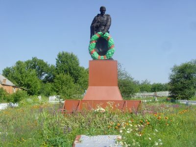 Братская могила советских воинов, погибших в боях с фашистскими захватчиками в 1943 году.Захоронено 18 человек, имена установлены.Скульптура советского воина с венком