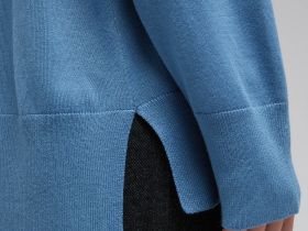 Джемпер с воротником-стойкой и спущенным плечом