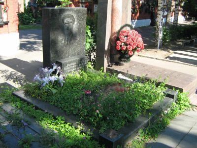 Могила - Лелюшенко Дмитрий Данилович (1901-1987), дважды Герой Советского Союза