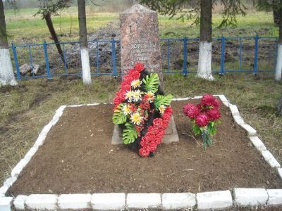 Братская могила советских воинов