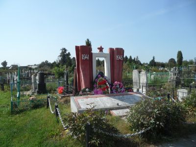 Памятник жертвам фашизма - могила мирных жителей, расстрелянных и замученных немецкими захватчиками