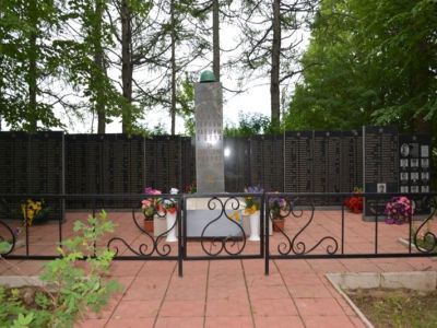 Братская могила воинов Советской Армии, погибших в 1941-1943 гг. в боях за освобождение Демянского района от немецко-фашистских захватчиков