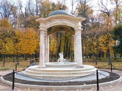 Фонтан Роз со скульптурной группой "Мальчик с гусем"