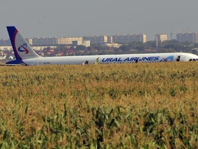 Экипажу аварийно севшего в Подмосковье А321 вручили ключи от квартир
