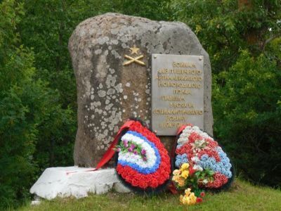 Обелиск солдатам и офицерам 448 артиллерийского полка, погибшим в боях за освобождение Новгородской земли в 1941-1945 гг.
