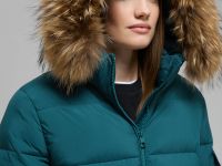 Пуховик с капюшоном и опушкой из натурального меха