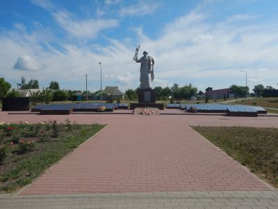 Братская могила советских воинов, погибших в боях с фашистскими захватчиками в 1943 году. Захоронено 695 человек, имена установлены. Скульптура: советский воин и партизанка