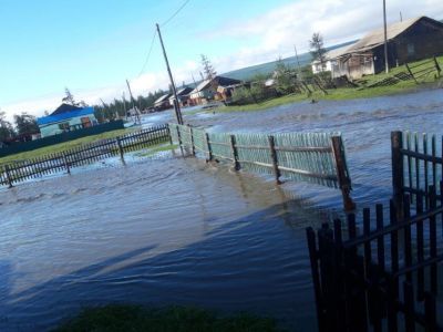Уровень воды в реке Дулгалах в Верхоянском районе Якутии поднялся до критических отметок