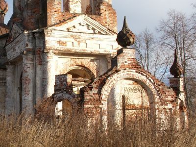 Западные ворота в ограде