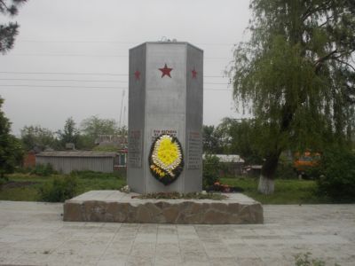 Могила советского воина, погибшего в бою с фашистскими захватчиками