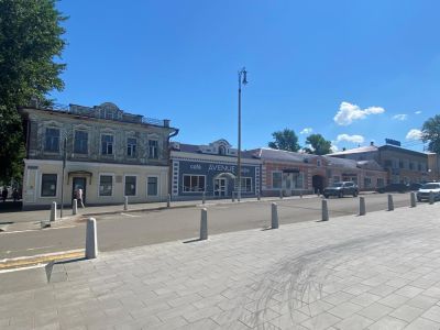 Жилой дом с торговыми лавками