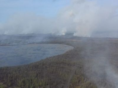 70 человек продолжают борьбу с природным пожаром возле села Эбях