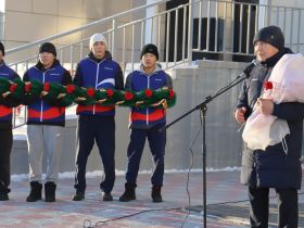 В преддверии турнира Дмитрия Коркина в Якутске возложили цветы к его памятнику