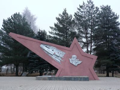 Памятный знак, установленный в 1983 г. в ознаменовании бессмертного подвига летчика Николая Францевича Гастелло, совершенного 26 июня 1941 г. в бою с немецко-фашистскими захватчиками