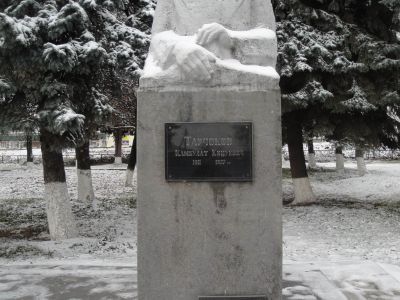 Памятник Герою Социалистического Труда, бывшему председателю колхоза им. Ленина Тарчокову К.К.