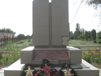 Братская могила участников гражданской войны и советских воинов, погибших в период Сталинградской битвы