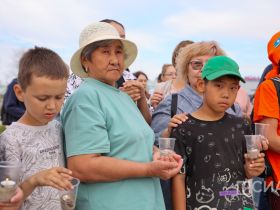 В Якутске из свечей выложили композицию «Родина-мать зовёт»
