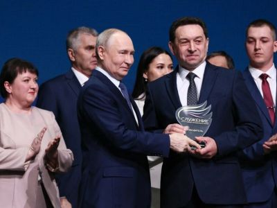 Владимир Путин наградил победителя премии «Служение»