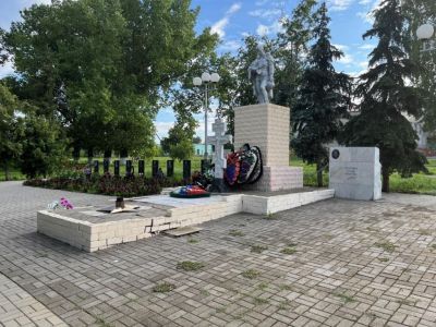 Братская могила воинов Советской Армии, погибших в период Великой Отечественной войны. Захоронено и установлено фамилий 77 человек. Скульптура установлена в 1958 году