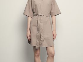 Платье с коротким рукавом и поясом