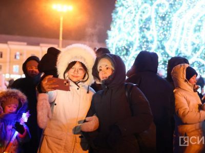 Фоторепортаж: зажжение новой новогодней ёлки в Якутске