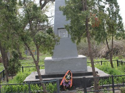 Братская могила  десяти красноармейцев, погибших в боях с белобандитами в 1919 году. Обелиск