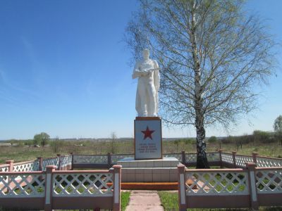 Памятник воинам, погибшим в Великой Отечественной войне 1941-1945 гг. Фигура солдата с автоматом высотой 2,5 м. Мемориальные плиты с именами погибших. Сооружен из железобетона