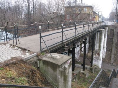 Пешеходный мостик через овраг