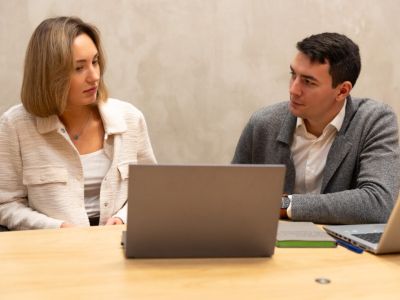 Внутренний критик, внешние барьеры. Как женщине достичь успеха в карьере